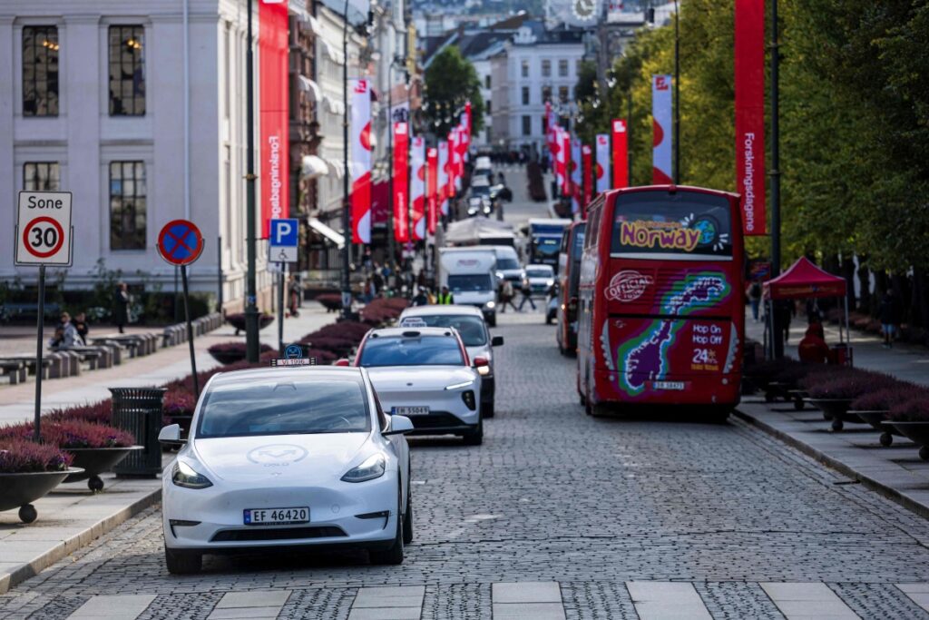 Norvegjia do të bëhet vendi i parë që përdor vetëm automjete elektrike
